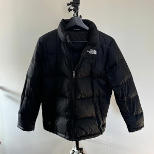 The North face Jacka - Säljer min gamla tnf jacka, väl använd, perfekt till höst, vinter och vår!