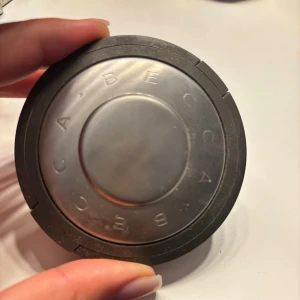 Becca highlighter i guldton - Säljer en fantastisk highlighter från Becca i en vacker guldton. Perfekt för att ge ansiktet en strålande glöd. Kommer i en snygg, rund förpackning med spegel inuti, vilket gör den perfekt för touch-ups under dagen. Använd den på kindbenen, näsryggen eller var du vill ha lite extra lyster!