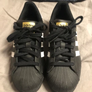 Adidas superstar - Säljer mina adidas superstar i storlek 38 för att de är för små. Aldrig använd sprillans nya och i fint skick.  