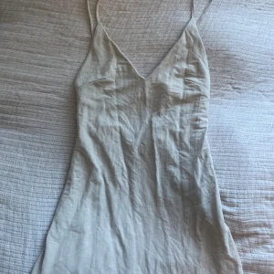 Beige klänning från H&M - Säljer en superfin beige klänning från H&M. Står xs men är för stor för mig som har strl S/M. Bra skick, säljer pga att den är för stor för mig💕💕