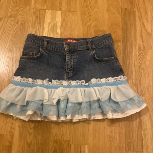 ⚠️Vintage kjol⚠️ - Jättefin jeans kjol från Spanien nästan aldrig använd med fina detaljer och broderi🦋