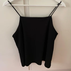 Svart linne  - Så fint svart linne från H&M! Endast använt en gång💘💘