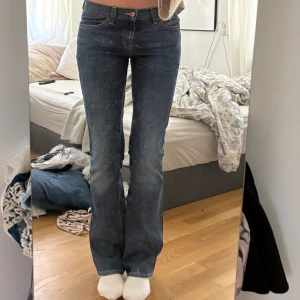 jeans  - jättefina lågmidjade jeans från GAP, säljes då de är lite förstora för mig. jag är 173 så de passar någon som runt 170 ish, jättefint skick ❤️