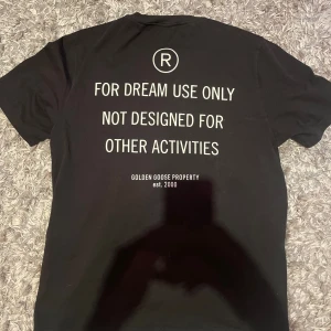 Golden goose t-shirt - Säljer nu min golden goose t-shirt, Den är i storlek L och har bra passform. Köpte den på Horizon i Helsingborg och har knappt användt den. Skicket är 10/10
