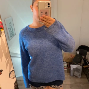 Blå stickad tröja - Stickad tröja ifrån pieces som är använd men fof i bra sick Stl xl