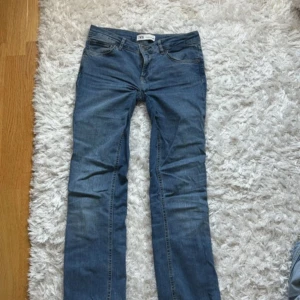 Zara jeans  - Jeans från zara, insydda i skrevet för att de ska bli extra lågmidjade men de inget som syns på 🤗 inga defekter 