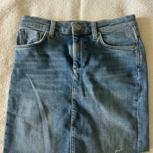 GANT jeanskjol - Superfin jeans kjol från GANT. Strechtigt material så passar både S-M. Använd ett fåtal gånger. 