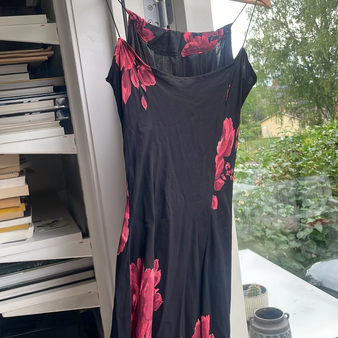 Svart klänning med röda rosor på - 93