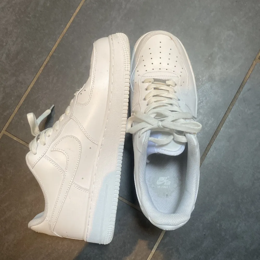 Tja, säljer nu mina nike air force1, de är helt nya använd en gång De är i stolek 44 men passar även 43, box och allt ingår, nypris 1300 Pris kan diskuteras vid snabb affär . Skor.