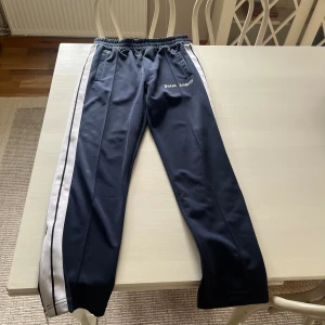 Palm angels trackpants - Blåa palm angels byxor cond 9-10. Köpa från Farfetch, kvitto tags finns. Kom gärna med bud.