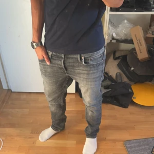 Jack & Jones Jeans Intellegence - Vi säljer ett par sjukt läckra Jack & Jones intellegence jeans | Skick: 7/10 | Modellen är ca 180 o väger 75 | Vid eventuella frågor, tveka inte på att höra av dig till oss!