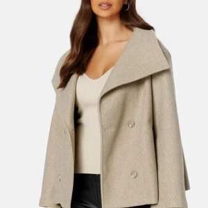 Beige kort kappa - Snygg kappa nu till hösten, lite nopprig men i övrigt fint skick! 💗 Hör av dig vid intresse eller frågor!