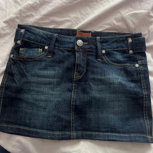 Lågmidjad Jeanskjol - Jättefin lågmidjad jeanskjol med dina detaljer bak❣️