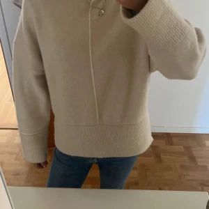 Stickad tröja från Zara - Säljer denna créme vita stickade tröjan från Zara!🥰Köptes i vintras men använd ett fåtal gånger 