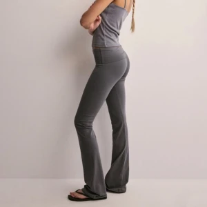 Snygga byxor  - Super snygga byxor från nelly som tyvärr inte passade mig och hann inte returnera i tid. Nypris 199kr, säljer för 150kr och prislapp kvar🌸storlek xxs