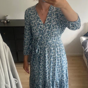 Blommig klänning  - Säljer denna fina sommarklänning från Y.A.S. En långklänning med 3/4 ärmar och öppen rygg. Fint skick och sparsamt använd. Passar personer med strl S men är stretchig i midjan så funkar för mindre/större. Är det något för dig?💓💓 Pris kan diskuteras:)