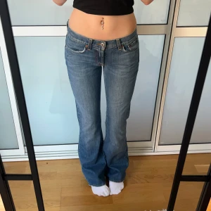 Lågmidjade bootcut jeans  - Snygga vintage lågmidjade jeans. Modell sweet N low. Storlek w25. Något stora i storleken enligt mig. Innerbenslängd:80 midjemått:36-37 x2. Lite slitna längst ner. köp sker via köp nu, jag postar inom 24h. Kvar tills markerad såld 