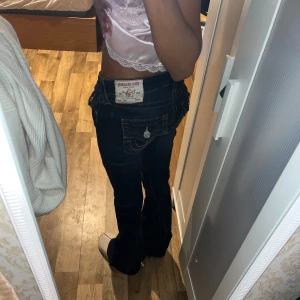 True Religion Jeans - Säljer dessa low waist true religion jeans i modellen flare joey, säljer pga att de är för långa och kommer ej till användning, nyskick och inga defekter, skriv gärna privat för mått på byxorna❤️💋