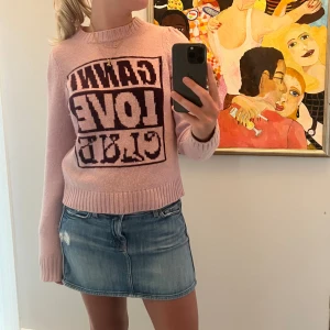 Ljusrosa Ganni stickad tröja - Superfin ljusrosa Ganni stickad tröja i bra skick. Perfekt till hösten!❤️