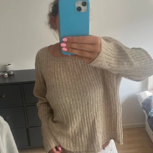 Beige kavelstickad tunn tröja - Beige kavelstickad tunn tröja, fint skick!🫶🏻 Säljer för att den inte kommit till användning. Står strl XL men skulle nog säga att den är oversized M💓💓 Pris kan diskuteras:)