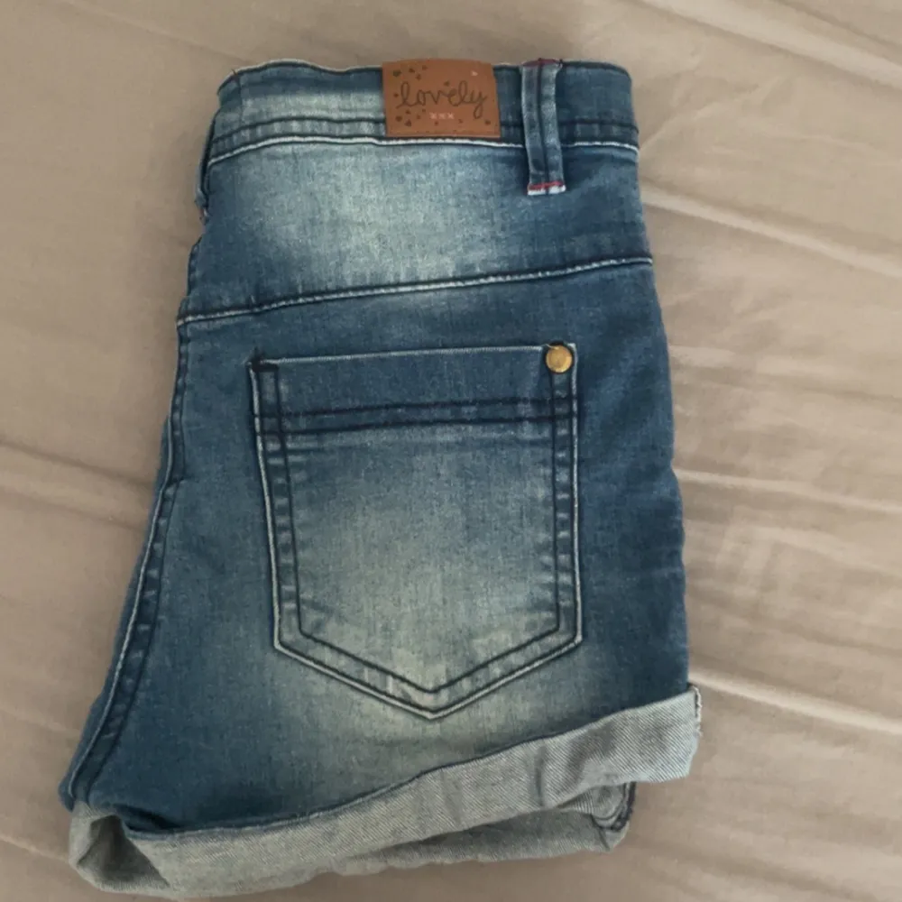 Snygga blåa jeansshorts. Säljer då de va lite små på mig.. Shorts.