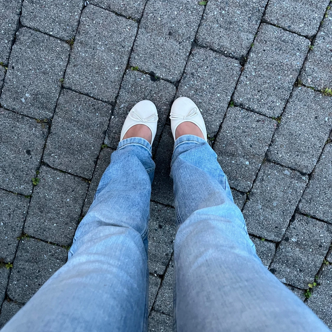 Cremevita ballerinaskor med rosett - 90