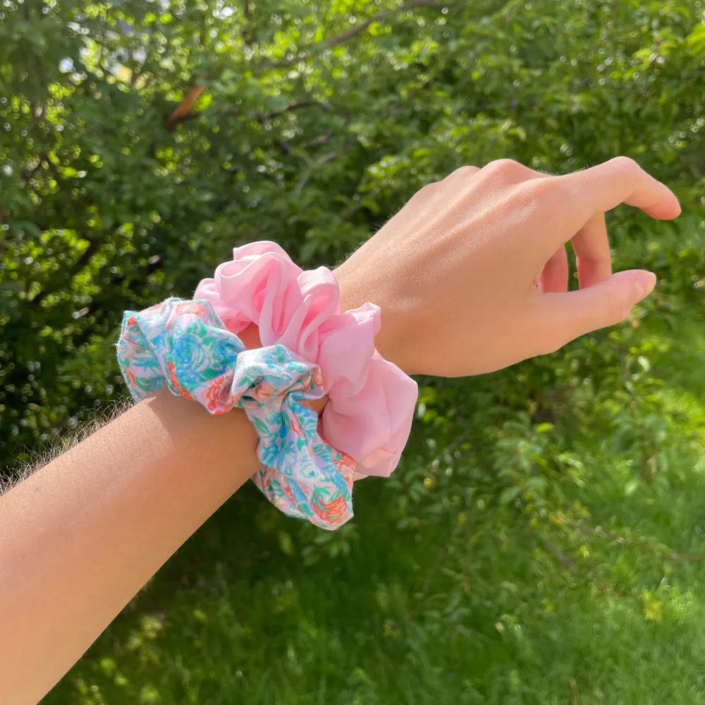 Noggrannt handsydda scrunchies! 🩷🩵 Två för 70 kr! Jättefina att ha som armband eller i håret! . Accessoarer.