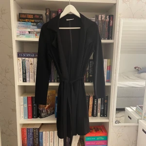 Kappa - Sjukt fin tunn kappa/kofta med knytning som är perfekt till svala höstdagar. Strl XS, men skulle säga att den är passar XS-S! Kappan är endast använd en gång & i nyskick🤍