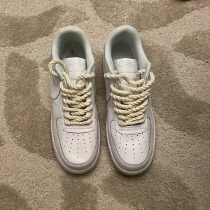 Air force 1  - Tjena säljer nu ett par Air forces som jag fick i present! På grund av detta har jag inte kvitto och kan inte lämna tillbaka. Perfekt att köpa som födelsedagspresent. Om du har frågor om produkten så är de bara att skriva! Billigare vid smidig affär😊