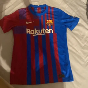 FC Barcelona fotbollströja från Nike - Säljer en FC barcelona tröja! modellen är 2021-2022 och storleken är 147-158cm så en barn tröja. hör av er om ni vill köpa den.