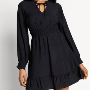 Svart klänning VEROMODA - Svart jätte fin klänning från veromoda i gott skick! Har använt den 2 gånger så den är så gott som ny💕skriv för egna bilder🩷