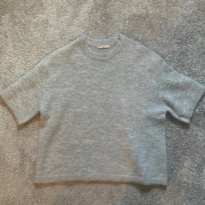 Stickad T-Shirt - Stickad T-shirt från Gina Tricot i storlek XS, endast testat och är aldrig använd (helt ny!) säljer för 200kr!🩷