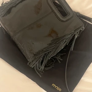 Maje väska - Jättefin maje väska i den stora storleken, den enda slitningen som är synlig är att maje texten på handtaget har försvunnit men annars är den som ny. Man får även med bandet och dustbag