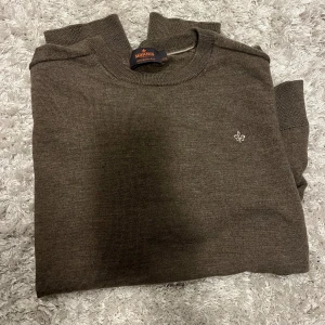 Morris tröja - En beige Morris tröja i storlek xxl men sitter som en L då den har krympt i tvätten. I nyskick och passar fol från 185-190 ca