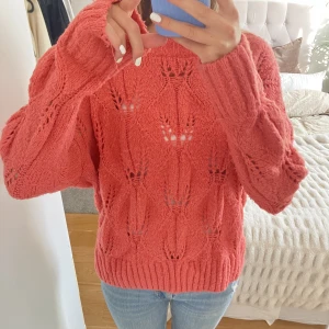 Fin stickad tröja - Säljer denna stickade tröja från vero Moda i en så fin korall färg!  Inte stickig alls, använd men i bra skick💞💞 Storlek L men sitter bra på mig som är S!