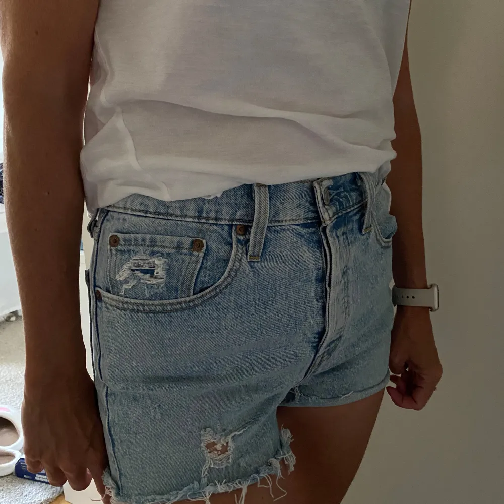 Super fina jeans shorts från levis. Mycket bra skick och inte använda så mycket. Tyvärr blivit lite för små för mig nu ⭐️🥰Storlek 27 i Waist, som en S. . Shorts.