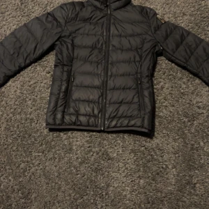 Parajumper jacka - Bra skick, knappt använd pga för liten. Storlek Young medium, så passar alltså xs