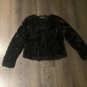 Höst jacka  - Säljer min efterfrågade fluff höst jacka.den e ifrån vero Moda och storlek xs-s och svart,den sitter väldigt fint på och e jätte skön. Saknas en knapp i mitten av jackan men det e inget som syns på och det går att laga 💕pris går att diskutera 💕