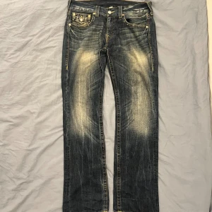 True Religion Jeans - Skitcoola blå-gröna trueys köpta second hand som jag säljer eftersom de är lite långa för mig ☺️ Dom är lite slitna i hälen, men annars i fint skick.  Mått: Midja - 46cm / Ytterben - 110 cm / Innerben - 84 cm | Skriv för fler bilder eller vid frågor! 