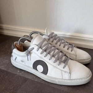 OLIVER CABELL SKOR - Säljer dessa nästintill helt nya Oliver Cabellskorna. De är riktigt trendiga och snygga. Använda endast fåtal gånger och i storlek 42. Ingår box! Nypris inkl tull ca 4000kr mitt pris 2200kr. Hör av er vid frågor!