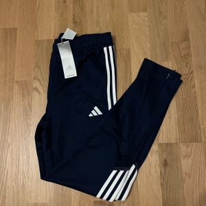 Adidas träningsbyxor - Nya adidasbyxor, prislapp finns kvar som man ser på bilden. Kunde ej lämna tillbaka då jag tappade bort kvitton så säljer dom istället. Hör av er vid eventuella frågor 🌸