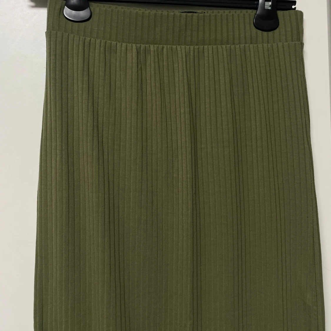 Olivgrön ribbad långkjol - 90