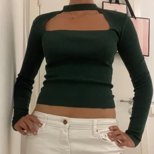 Zara tröja - En mörkgrön zara tröja med mindre skador. 