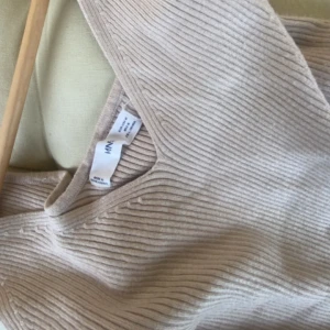 Beige linne - Jätte fint helt oanvänt linne från MNG Stl M men passar S o även mig som bär XS  