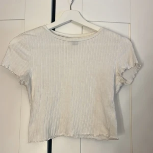 T-shirt  - En vit kort magtröja superskön och luftig i materialet