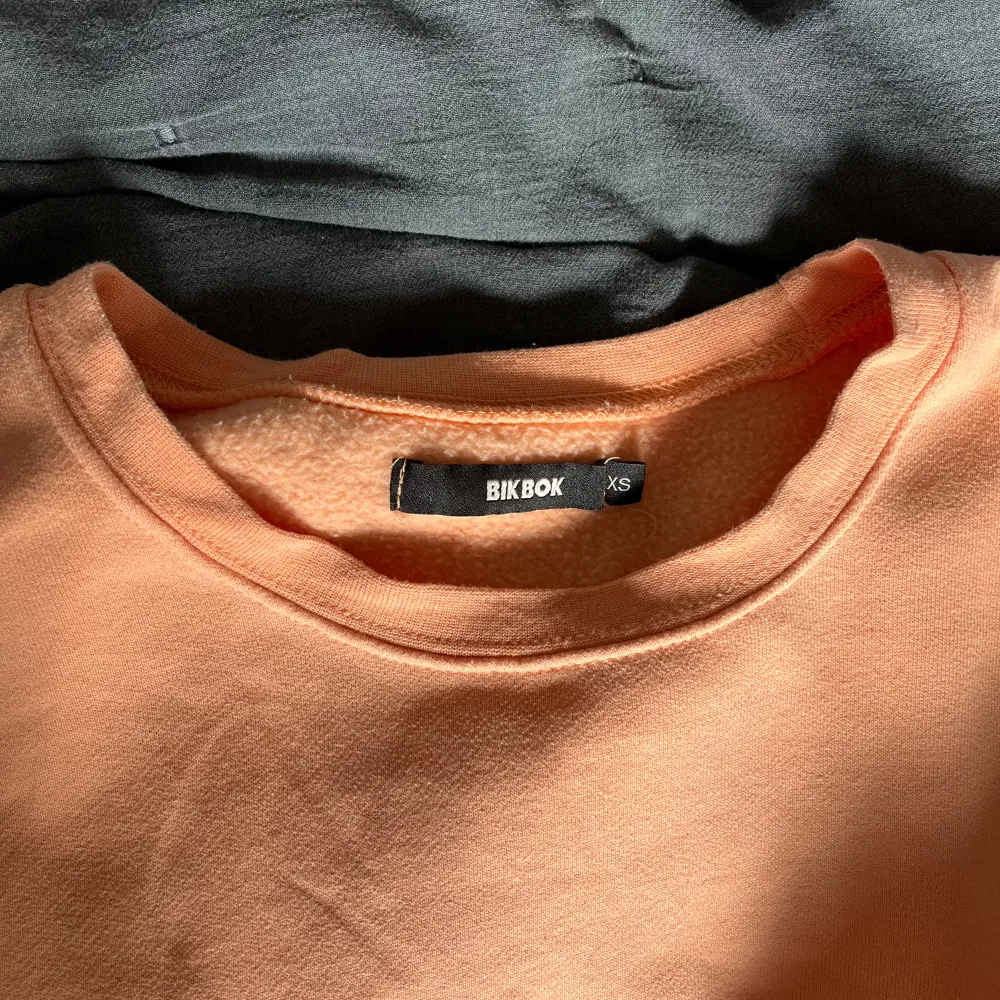 Orange/corall färgad sweatshirt från bikbok i storlek xs. Fint skick. . Hoodies.