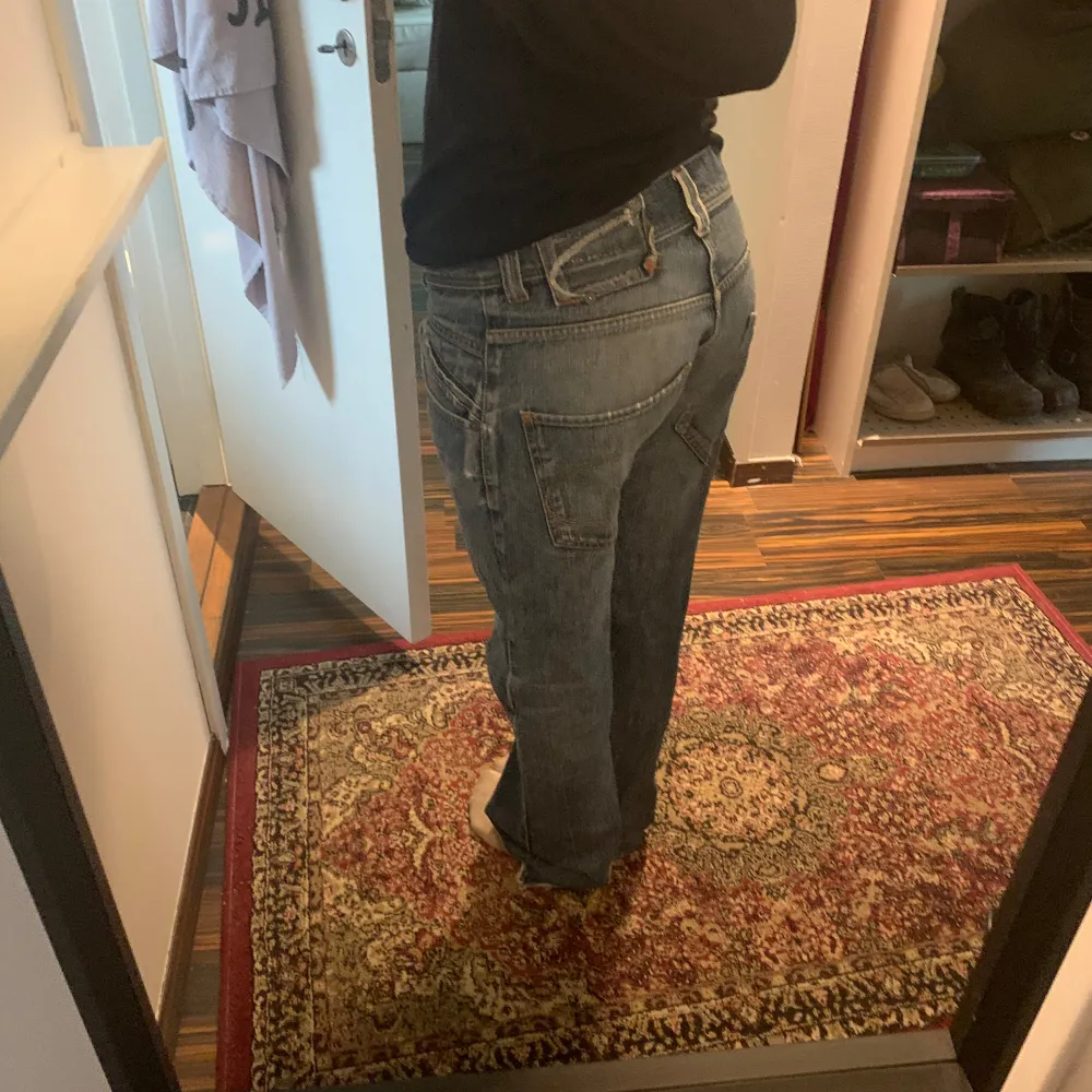 Säljer dessa snygga baggy jeansen som har kommit mycket till användning! Inga stora defekter av att de är slitna och användna💗 skriv om du har några frågot!!💞. Jeans & Byxor.