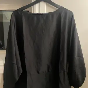 Så fin blus i satin aktigt material! Strl L men passar mig som är S/M❤️ Använd 1 gång