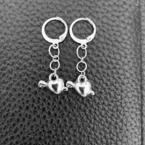 Örhängen  - Jättefina egen gjorda örhängen örhängen. Köp en för 99kr eller ett par för 149kr. Modell 017