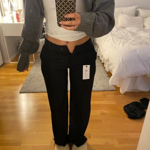 Kostymbyxor - Super fina kostym byxor, aldrig använda och har fortfarande lappen kvar. Säljer då de är lite för små för mig